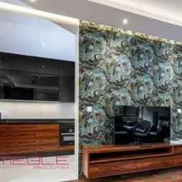 Nowoczesna kuchnia z czarnymi szafkami górnymi i drewnianymi dolnymi, marmurowa ściana za telewizorem, drewniana szafka RTV.