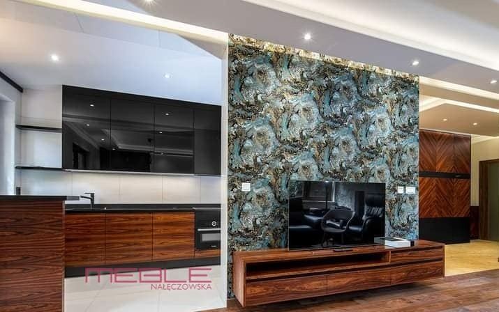 Nowoczesna kuchnia z czarnymi szafkami górnymi i drewnianymi dolnymi, marmurowa ściana za telewizorem, drewniana szafka RTV.