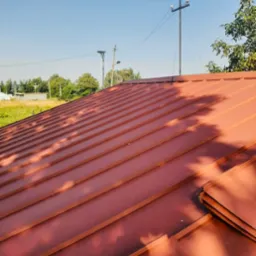 - Demontaż starego dachu - Montaż kontrłatów i łat - Mocowanie membrany - Montaż blachy na klik