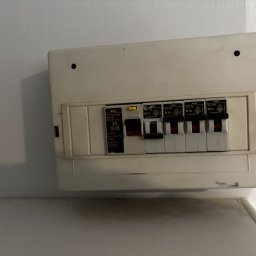 Jacek Klimek - To zastałem, do wymiany przyłącze na trzy fazy i dołożenie kilku obwodów. Rozdzielnica do wymiany też.