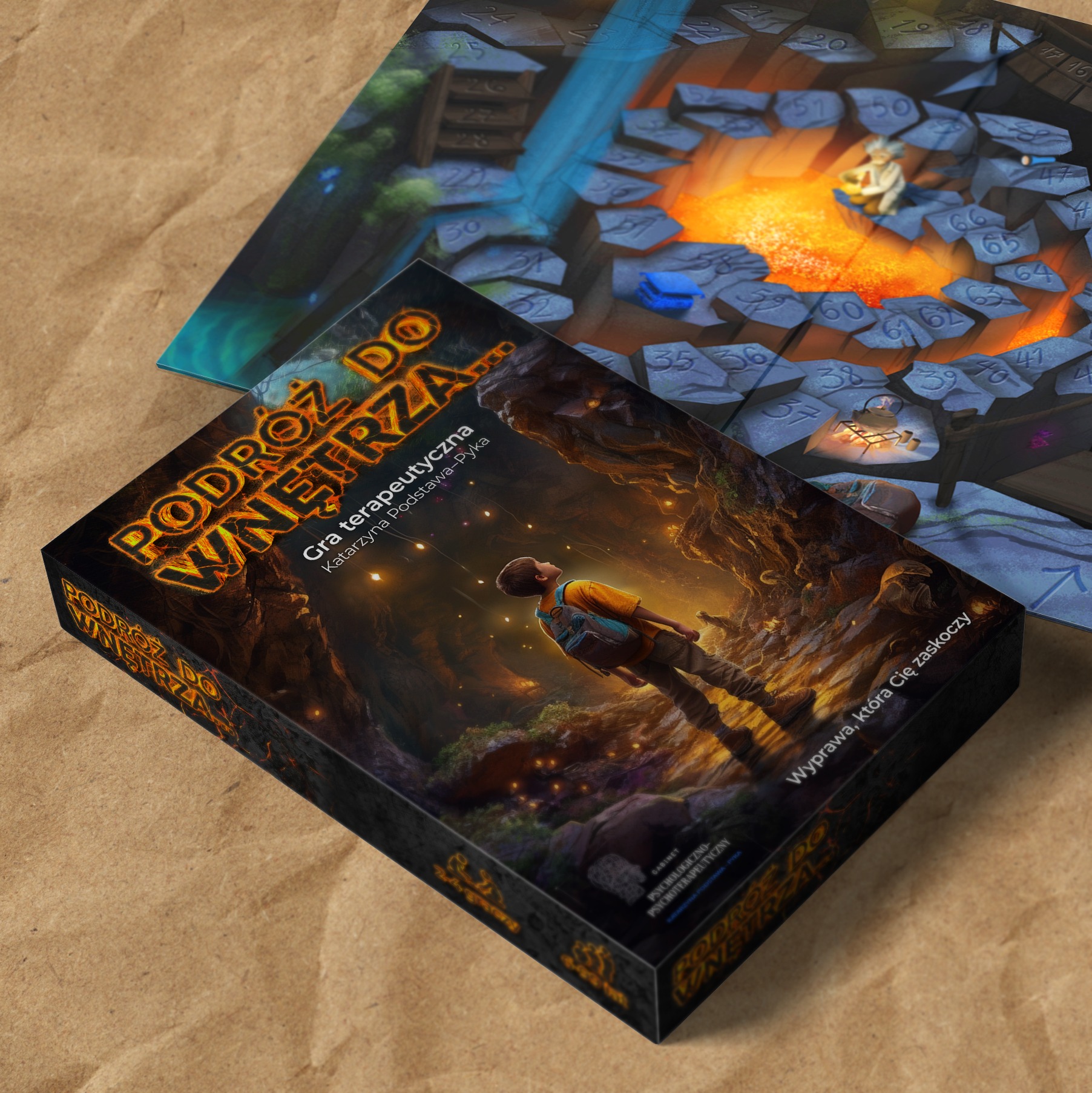 Pudełko gry terapeutycznej 'Podróż do Wnętrza' leżące na planszy do gry, ukazujące ilustrację chłopca z plecakiem w jaskini.