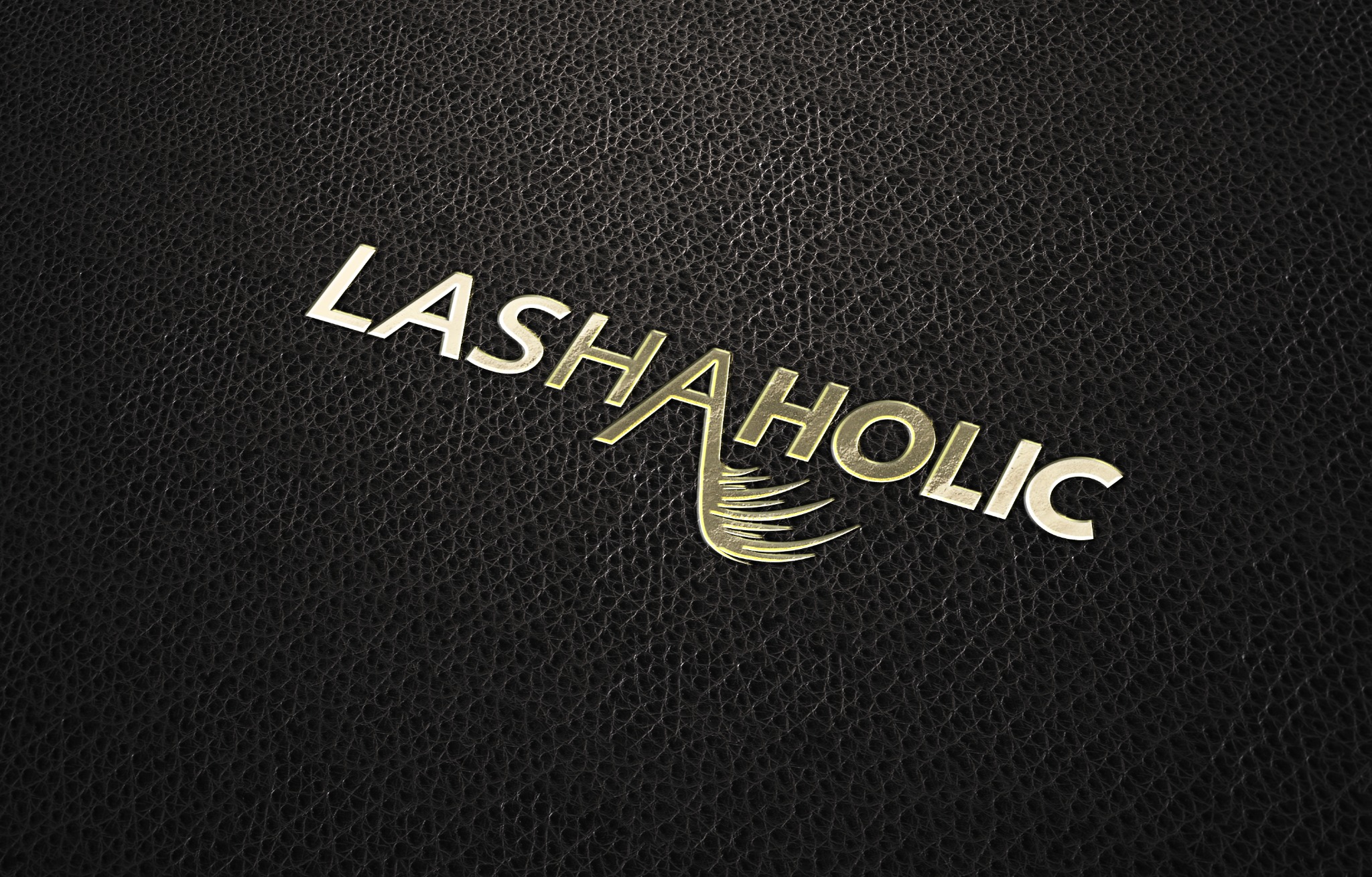 Złoty napis 'LASHaholic' z elementem graficznym przypominającym rzęsy, umieszczony na czarnym tle o fakturze skóry.