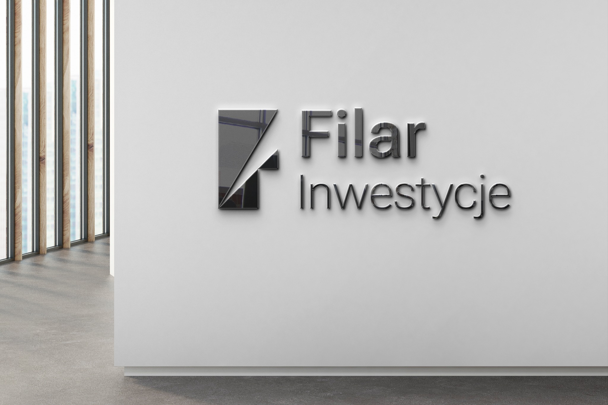 Eleganckie logo 'Filar Inwestycje' z geometrycznym symbolem, umieszczone na białej ścianie w nowoczesnym biurze z widokiem na miasto przez drewniane żaluzje.