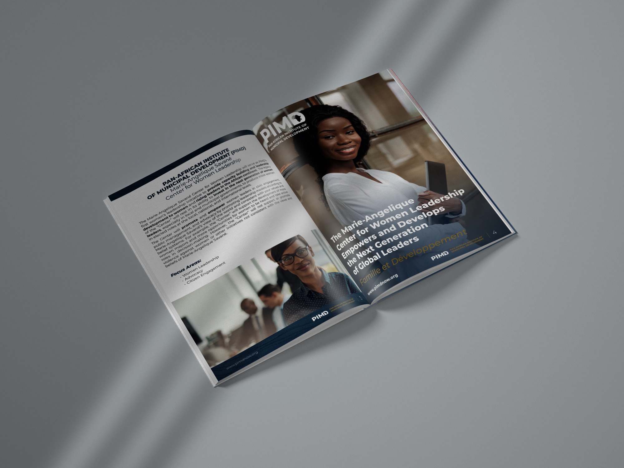 Otwarta broszura reklamowa z wizerunkami kobiet, logo PIMD i tekstem o rozwoju przywództwa kobiet na kontynencie afrykańskim, leżąca na szarym tle.