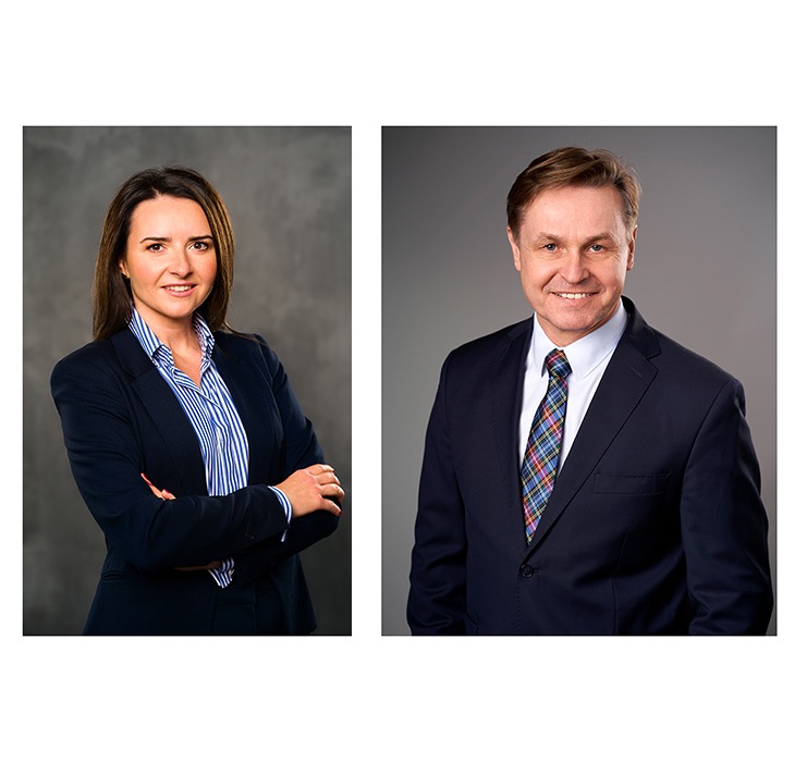 Dwa portrety biznesowe na szarym tle: uśmiechnięta kobieta w granatowej marynarce i bluzce w paski oraz uśmiechnięty mężczyzna w granatowym garniturze i kolorowym krawacie.