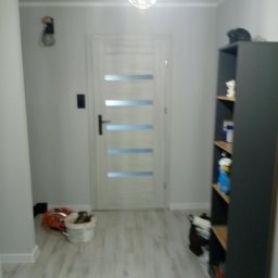 Całkowity remont korytarza. Szpachlowanie malowanie montaż drzwi położenie paneli i listew.