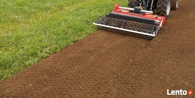 Częstochowa: Traktor z walcem siatkowym przygotowuje glebę pod trawnik, wyrównując i zagęszczając ziemię po prawej stronie, z zielonym trawnikiem po lewej.