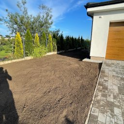 Niwelacja terenu i nasypanie czarnoziemu. 