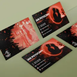 Wizualizacja kart biznesowych fotografa z czerwonymi grafikami: sylwetka pary w okręgu, fotografka z aparatem na tle abstrakcyjnym, logo firmy w lewym dolnym rogu.