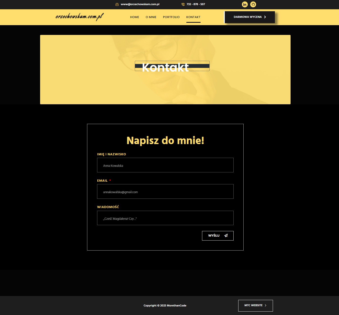 Widok strony internetowej orzechowskam.com.pl z formularzem kontaktowym 'Napisz do mnie!' z polami Imię i Nazwisko, Email i Wiadomość na czarnym tle. W górnej części widoczny nagłówek strony z menu...
