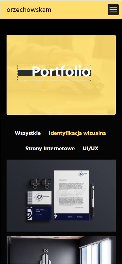 Projekt strony internetowej orzechowskam.com.pl z portfolio i elementami identyfikacji wizualnej, takimi jak wizytówka, papier firmowy i długopis, zaprezentowanymi na ciemnym tle.
