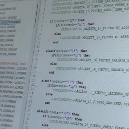 CleverHouse Paweł Piotrowski - Fragment kodu sterującego roletami w inteligentnym domu, widoczny na ekranie komputera. Kod zawiera instrukcje warunkowe dla różnych rolet i kierunków ruchu.