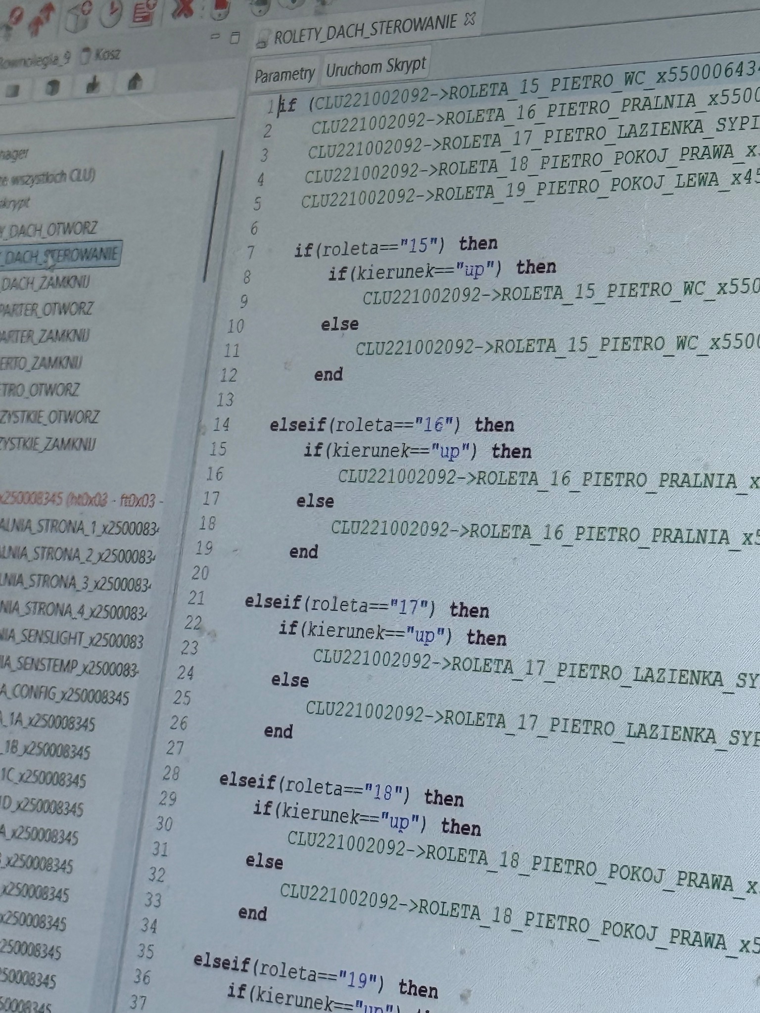 Fragment kodu sterującego roletami w inteligentnym domu, widoczny na ekranie komputera. Kod zawiera instrukcje warunkowe dla różnych rolet i kierunków ruchu.