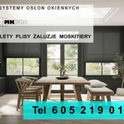 Eleganckie wnętrze jadalni z dużym oknem i szarymi plisowanymi osłonami okiennymi, drewniany stół i krzesła w stylu skandynawskim, informacja o firmie i numer telefonu nałożone na obraz.