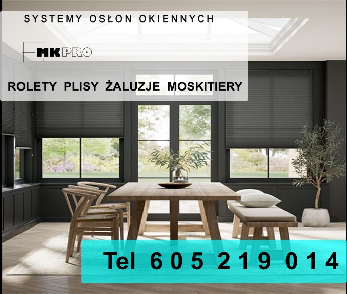 Eleganckie wnętrze jadalni z dużym oknem i szarymi plisowanymi osłonami okiennymi, drewniany stół i krzesła w stylu skandynawskim, informacja o firmie i numer telefonu nałożone na obraz.