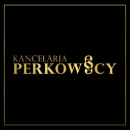 Złote logo Kancelarii Perkowscy na czarnym tle, paragraf z dłońmi w kajdankach wkomponowany w nazwę.
