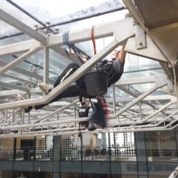 Grzegorz Gańczak - Się cieszy, a pot po tyłku spływa, bo to ciężka robota. Świetlik. Budynek Focus w Warszawie