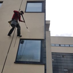 Grzegorz Gańczak - Mycie elewacji budynku w kompleksie budynków Comarch w Krakowie.