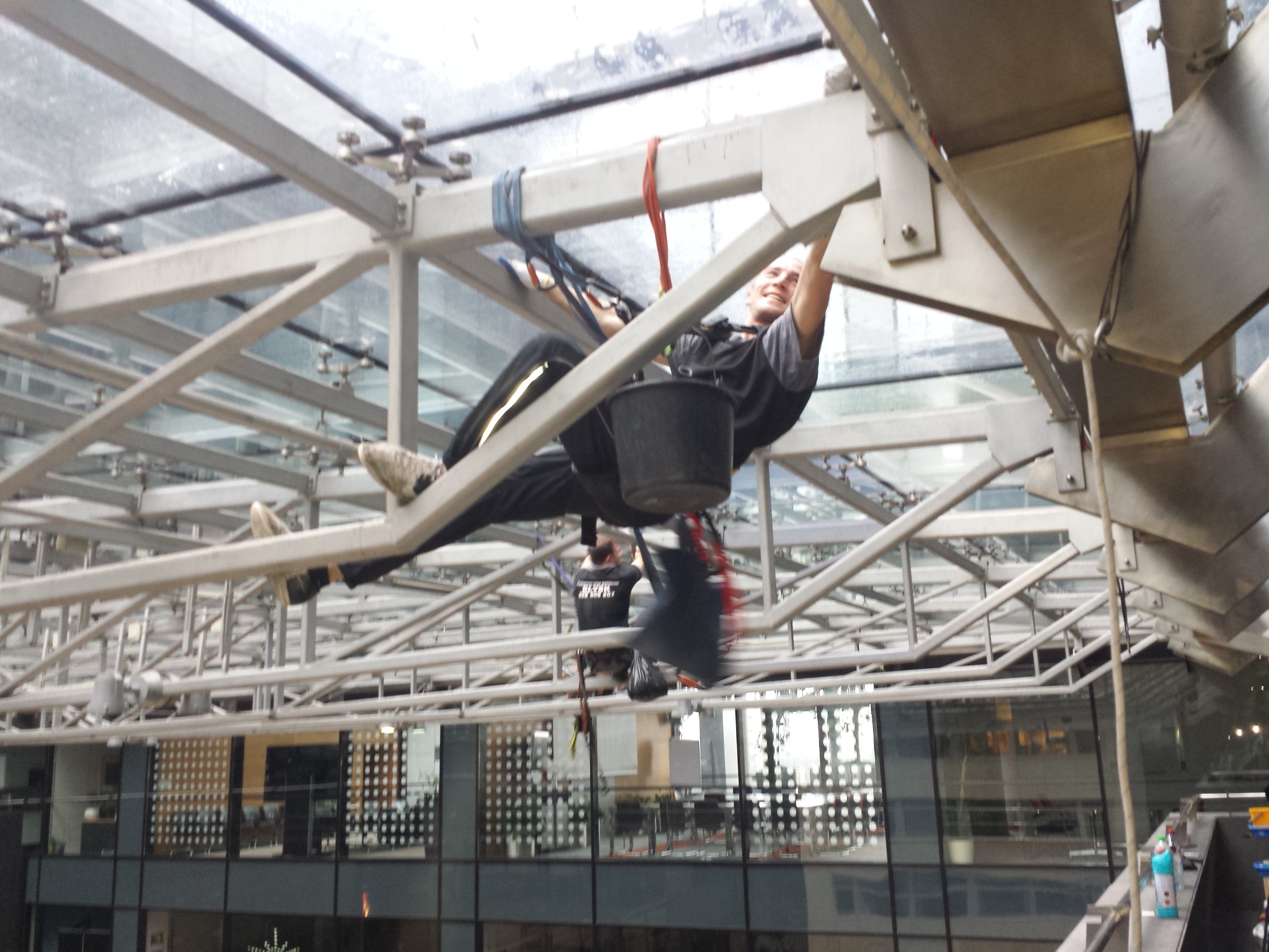 Się cieszy, a pot po tyłku spływa, bo to ciężka robota. Świetlik. Budynek Focus w Warszawie