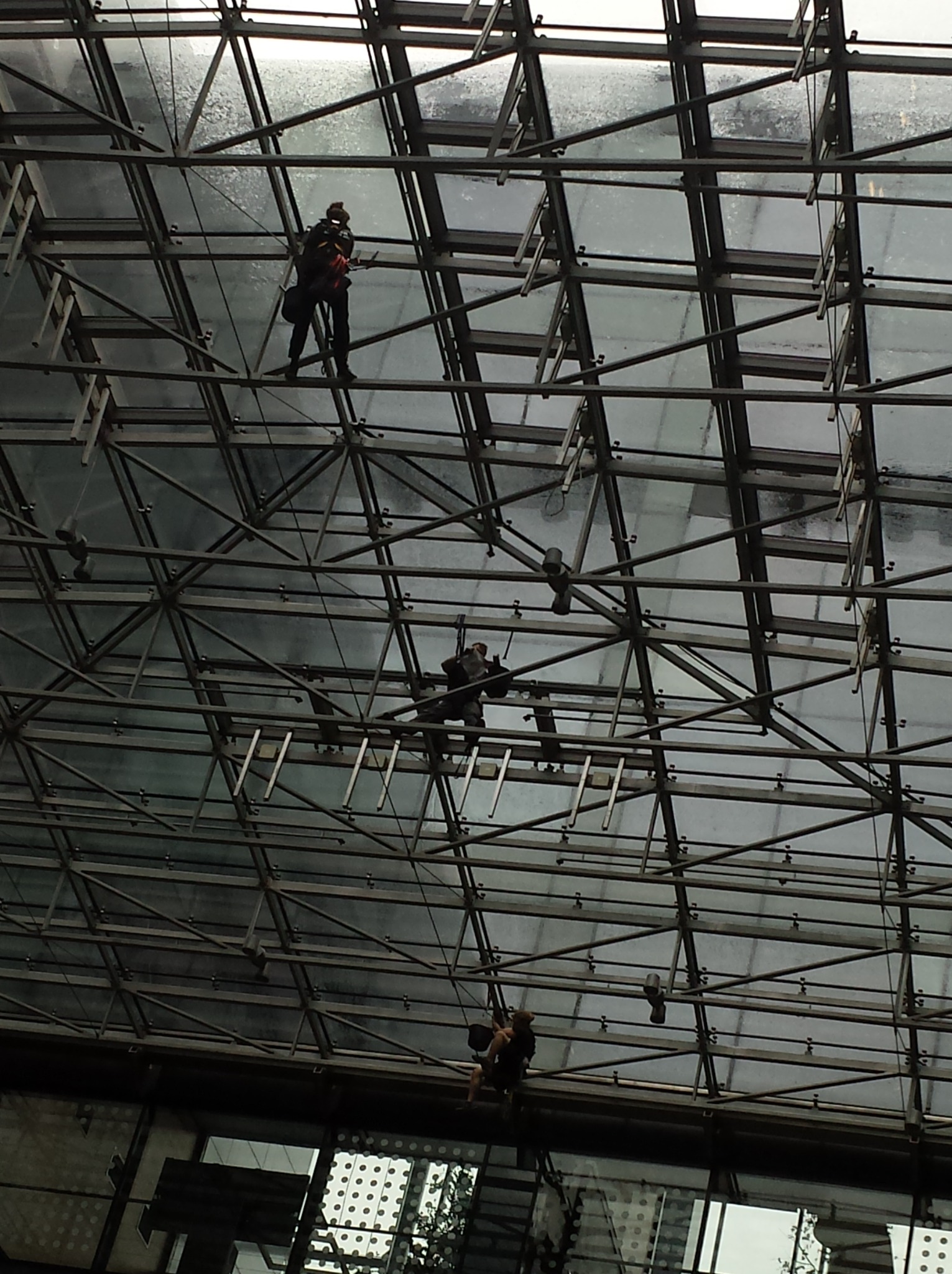 Haczenie. Mycie 1000 m2 świetlika. Budynek Focus w Warszawie.