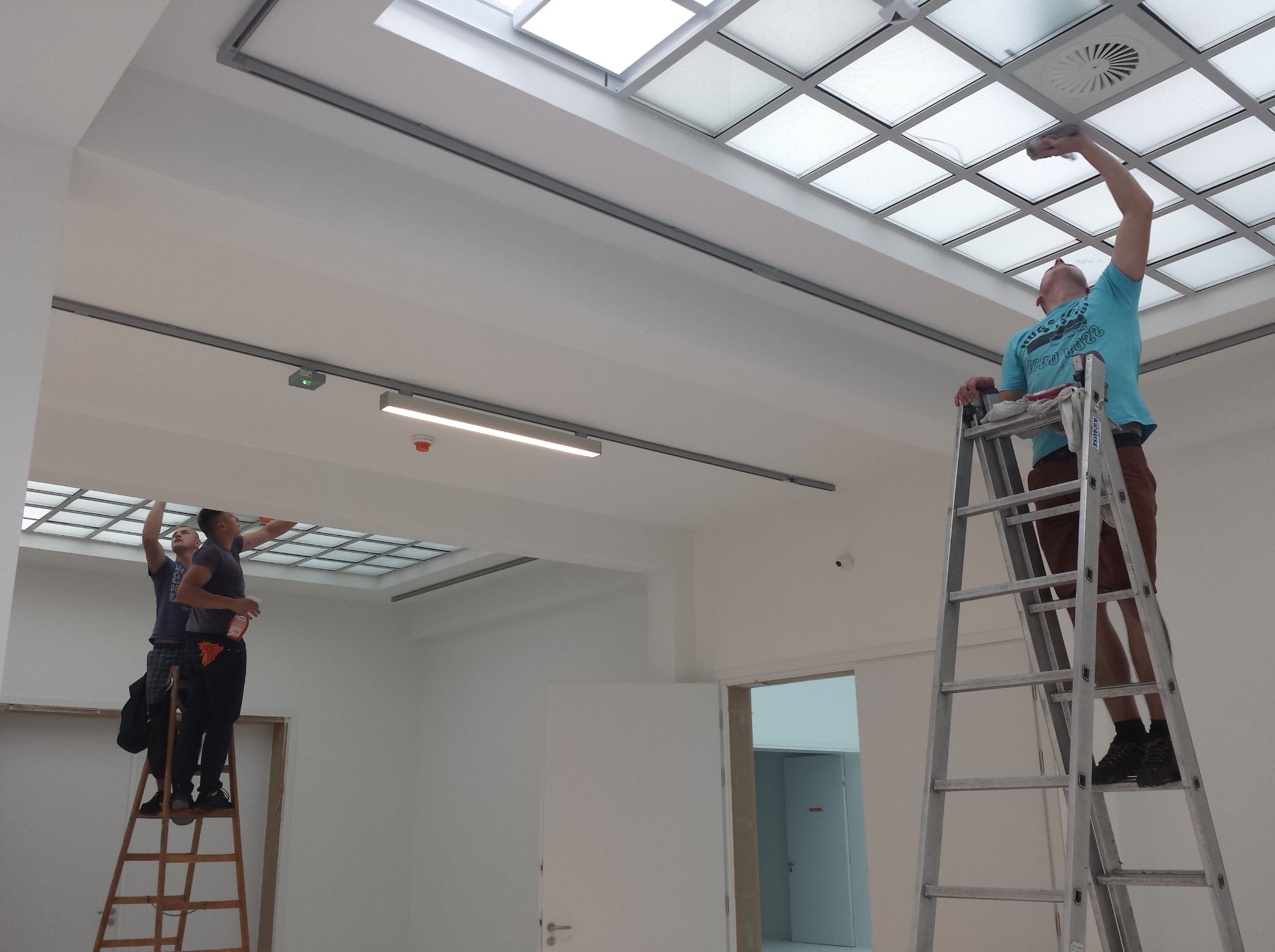 Czyszczenie po budowlane szklanych sufitów Hali Stulecia w Wrocławiu.