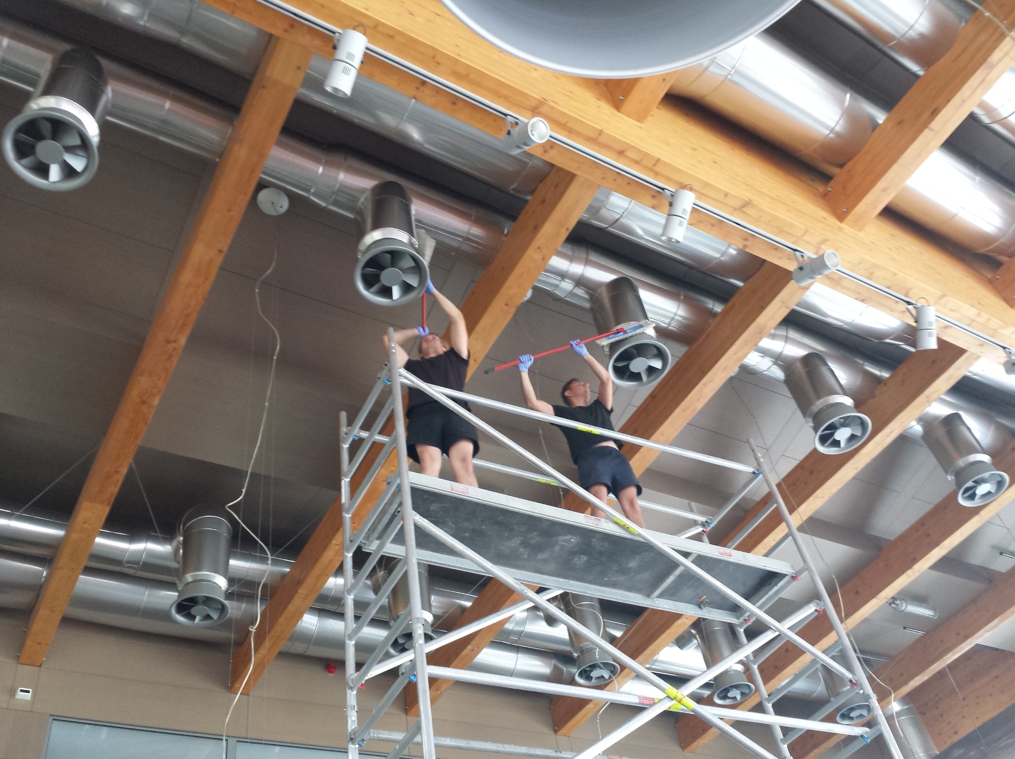 Czyszczenie instalacji podsufitowej w w budynku restauracyjnym kompleksu biurowego Comarch w Krakowie.