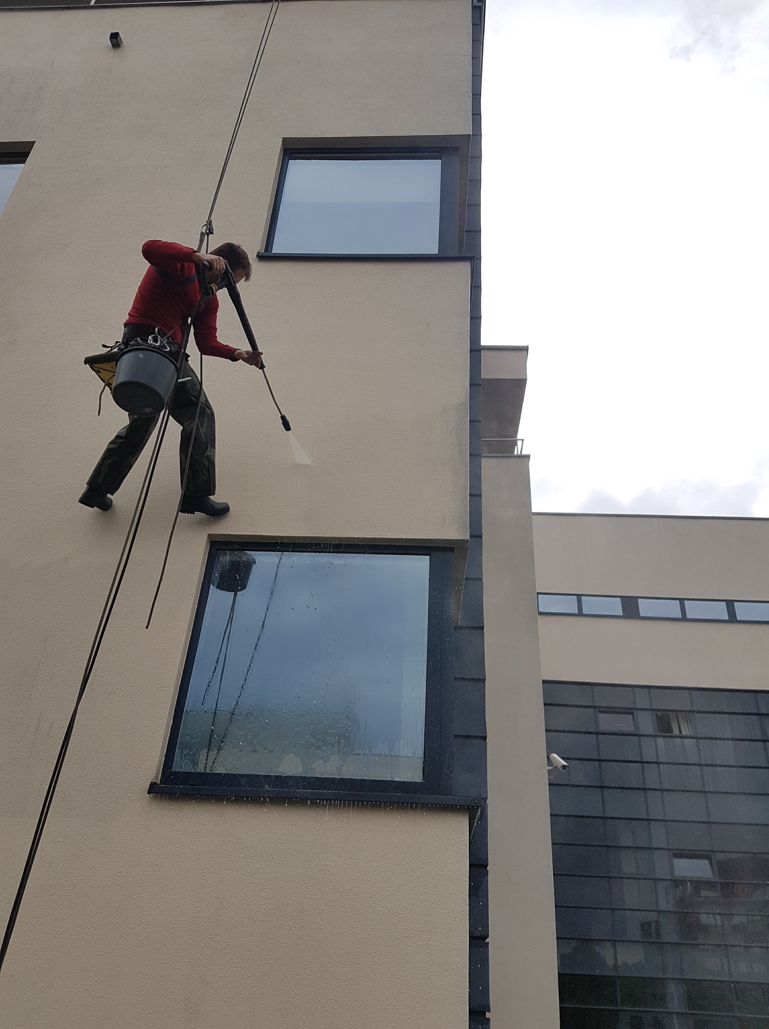 Mycie elewacji budynku w kompleksie budynków Comarch w Krakowie.