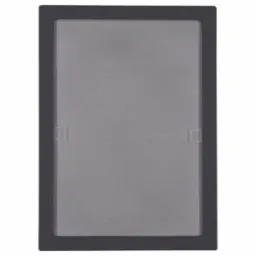 Moskitiera okienna z ciemną ramą i dwoma uchwytami mocującymi po bokach.