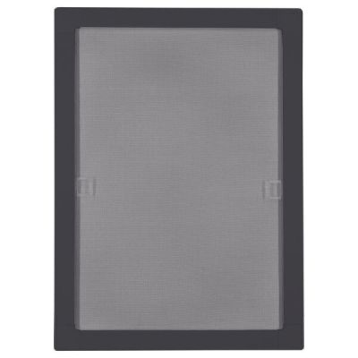 Moskitiera okienna z ciemną ramą i dwoma uchwytami mocującymi po bokach.