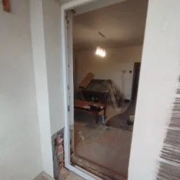 Zamiana okna w salonie na drzwi balkonowe. Etap3: Montaż nowej ościeżnicy i izolacja pianą PU.