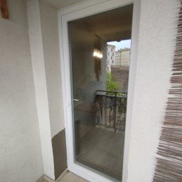 G & G ADAM GÓRKA - Zamiana okna w salonie na drzwi balkonowe. Etap5: Ułożenie odzyskanych płytek i uzupełnienie fragmentów elewacji