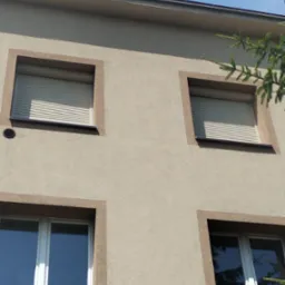 Widok z zewnątrz zamkniętych rolet (drugie piętro)