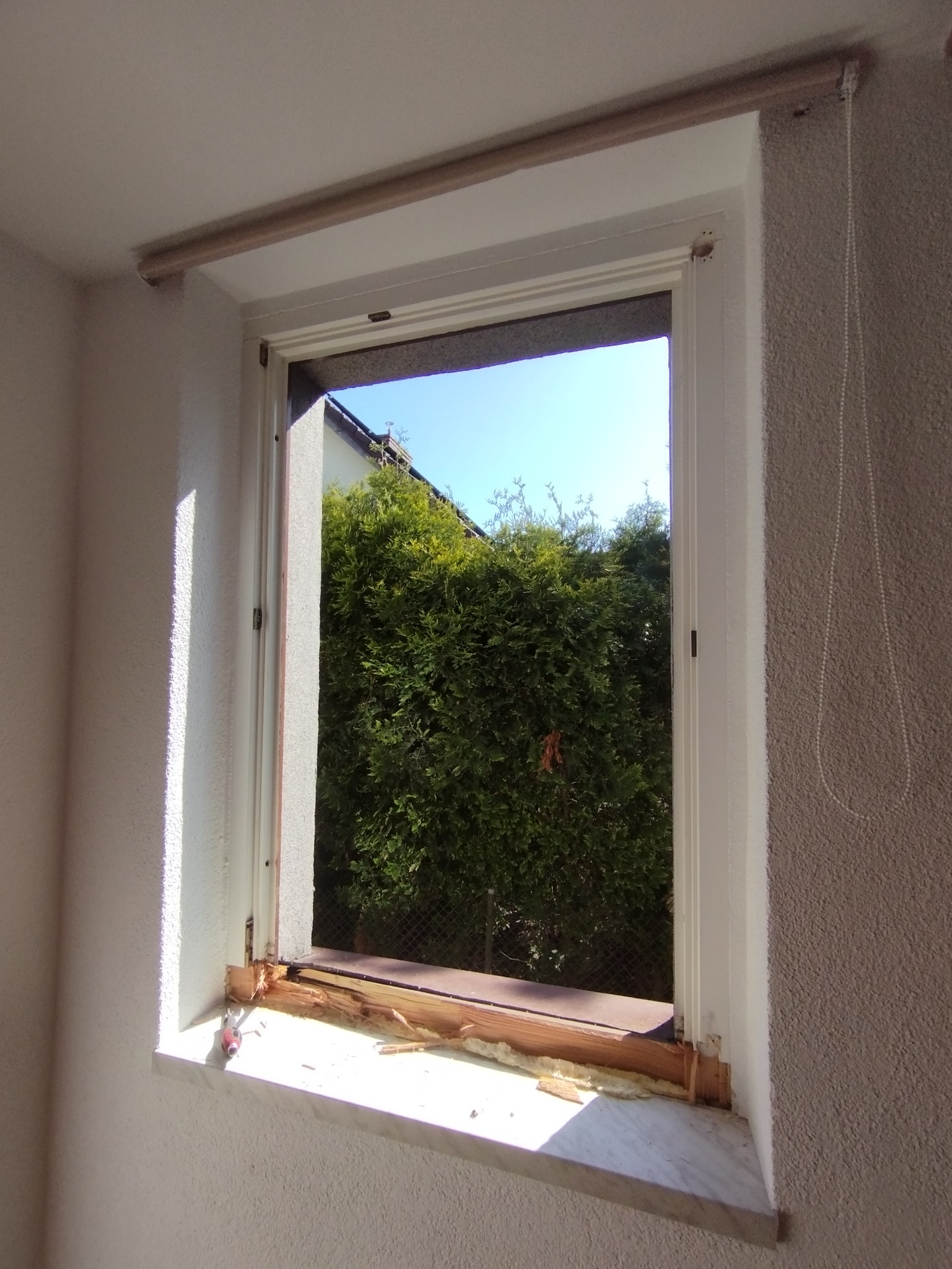 1z3 Demontaż skrzydła i drewnianej ościeżnicy.