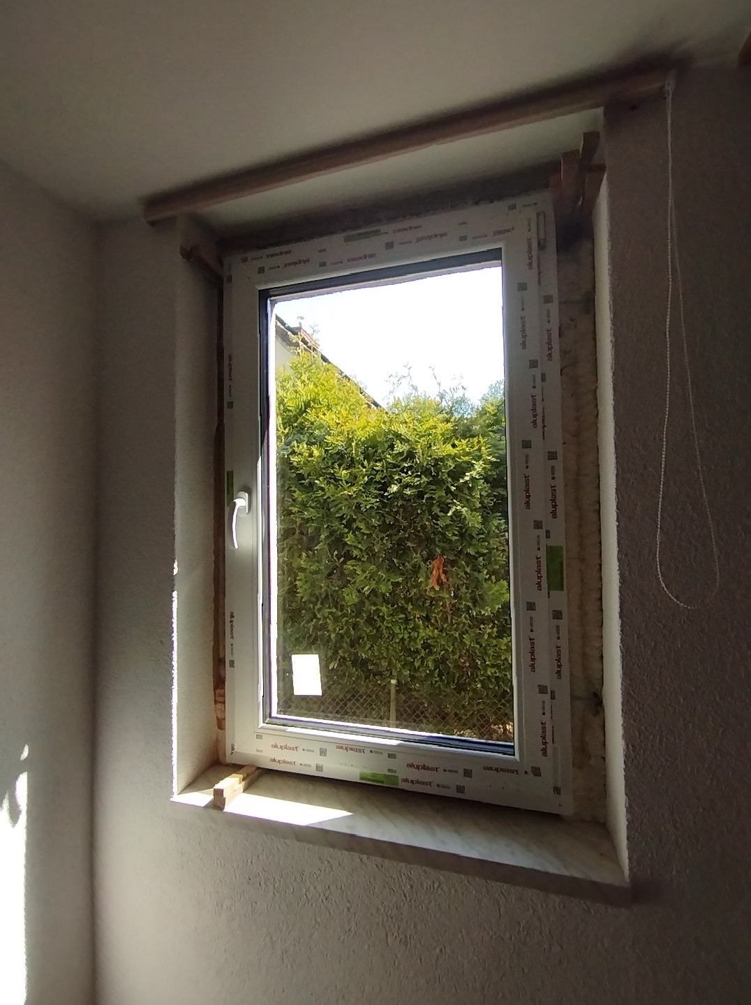 2z3 Montaż nowej ościeżnicy za pomocą dybli i piany PU