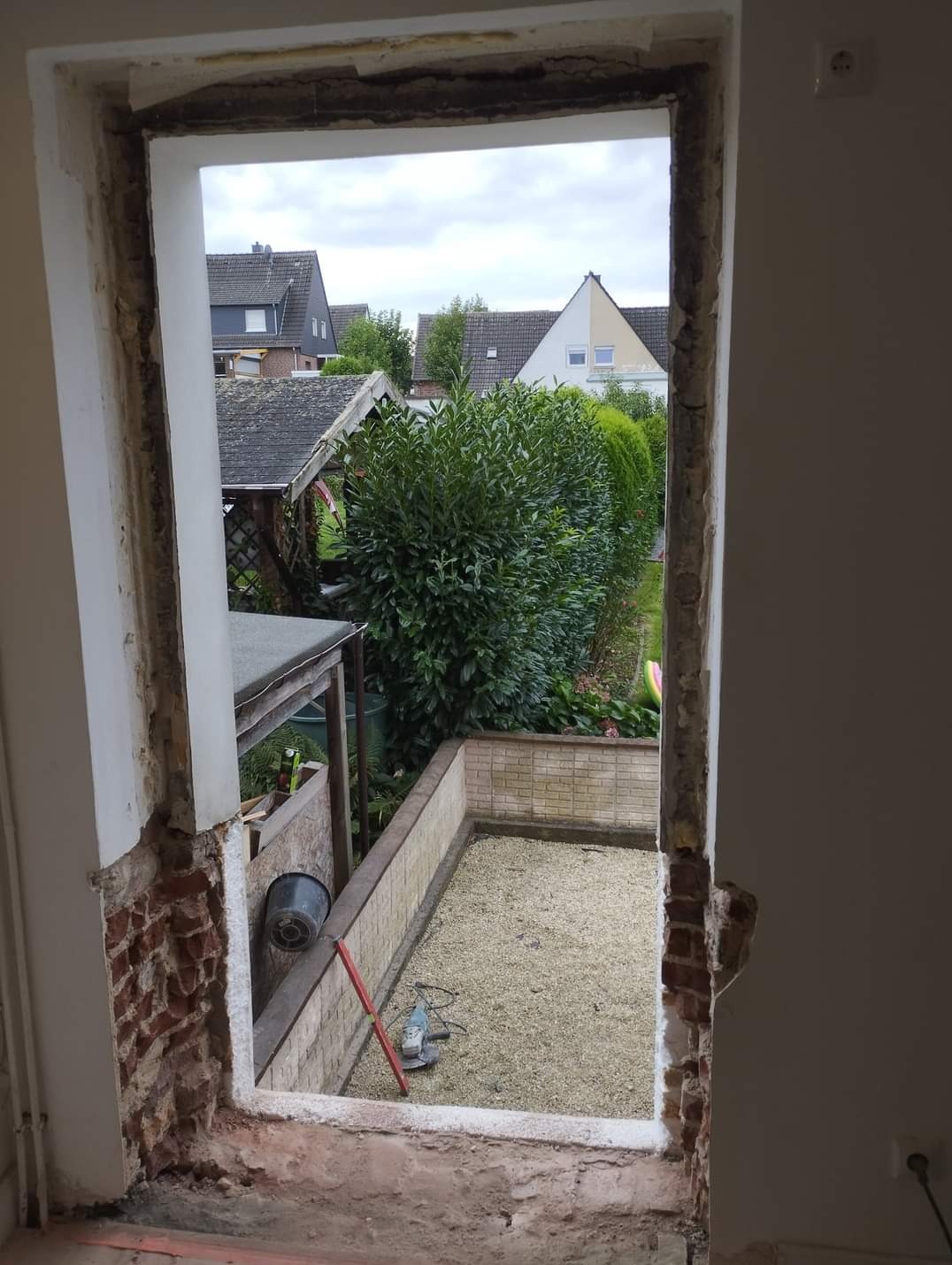 2z3 Wykucie części muru pod drzwi balkonowe