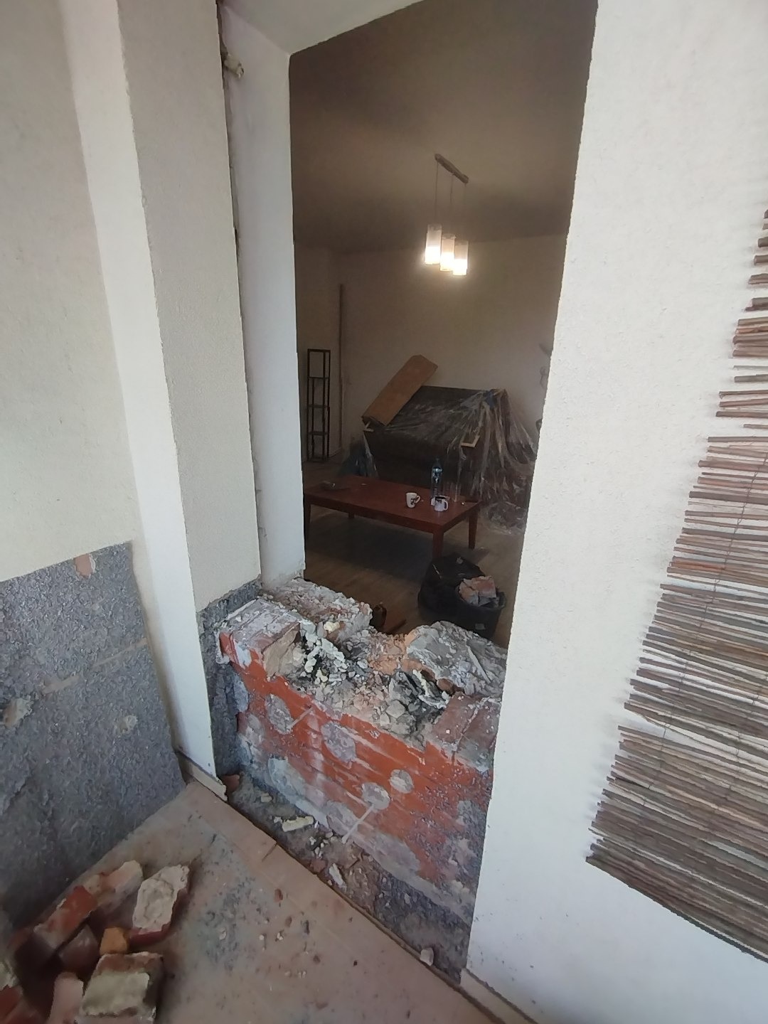 Zamiana okna w salonie na drzwi balkonowe. Etap2: Nacięcie elewacji i wyburzenie części ściany.