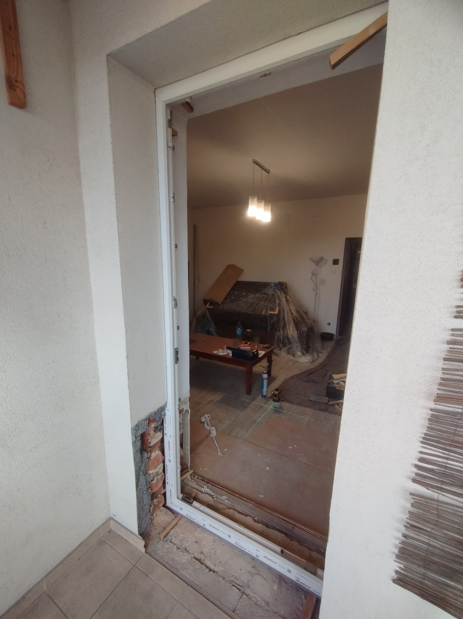 Zamiana okna w salonie na drzwi balkonowe. Etap3: Montaż nowej ościeżnicy i izolacja pianą PU.