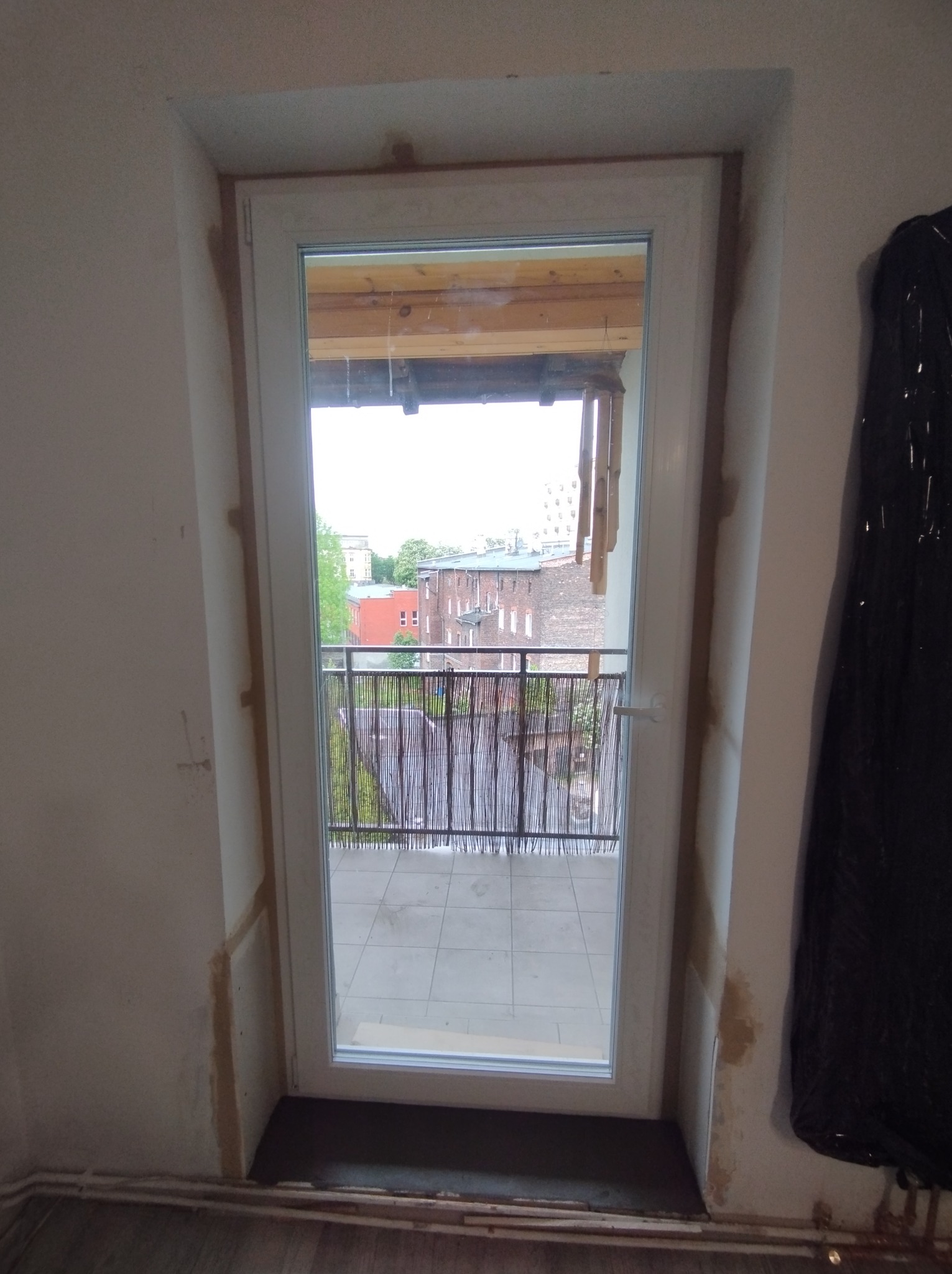 Zamiana okna w salonie na drzwi balkonowe. Etap4: obróbki tynkarskie Knauf MP75 oraz przygotowanie progu pod stopień