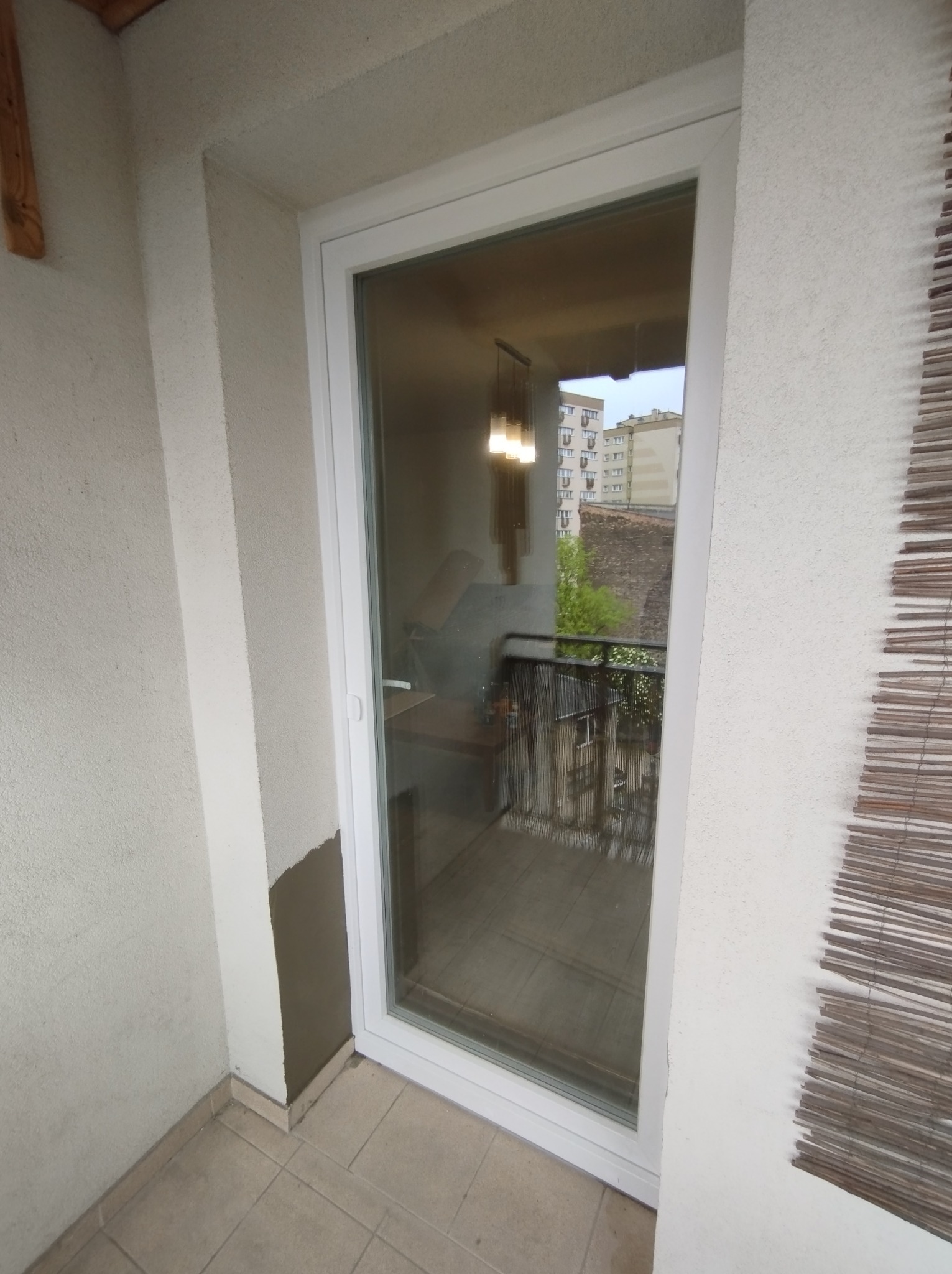 Zamiana okna w salonie na drzwi balkonowe. Etap5: Ułożenie odzyskanych płytek i uzupełnienie fragmentów elewacji