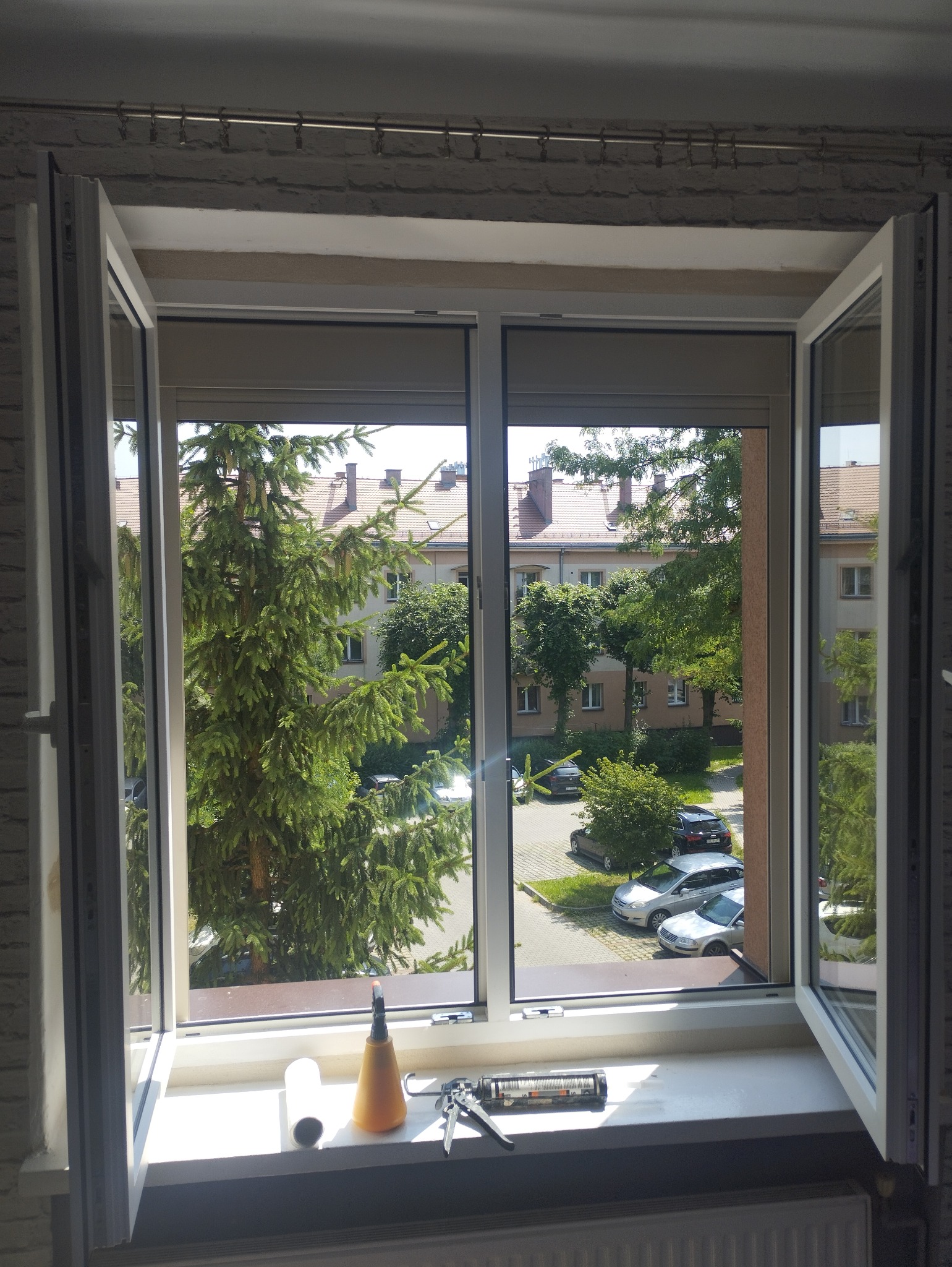 Montaż rolet automatycznych aluminiowych aluprof z silnikiem Yoda, sterowane pilotem.