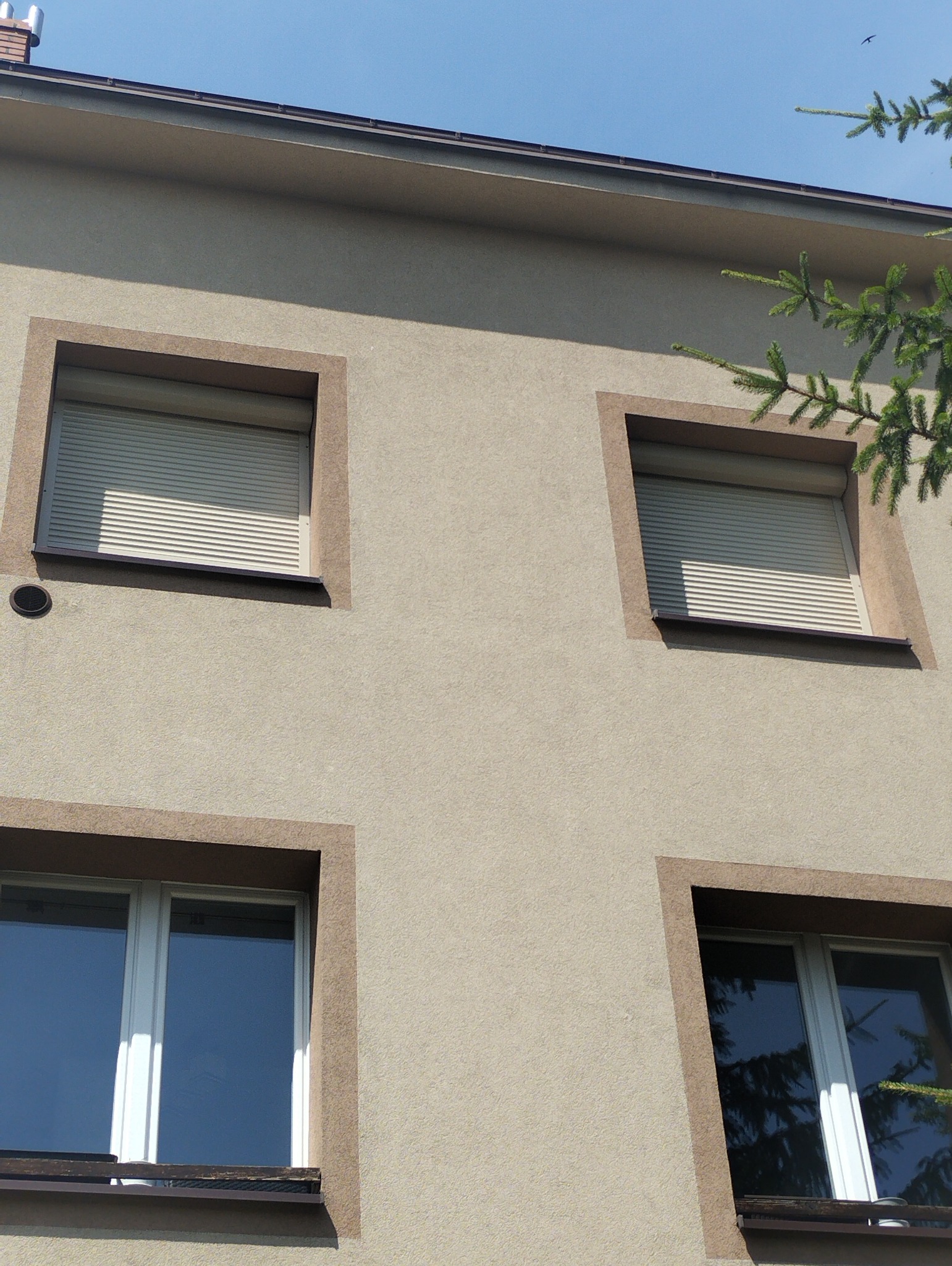 Widok z zewnątrz zamkniętych rolet (drugie piętro)