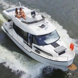 Jacht Motorowy SunCamper 35 Flybridge który oferujemy jest komfortowym jachtem który oferuje wygodny całodniowy. Dodatkowym atutem naszego jachtu jest górny pokład Flybridge oferujący załodze relax w blasku słońca .