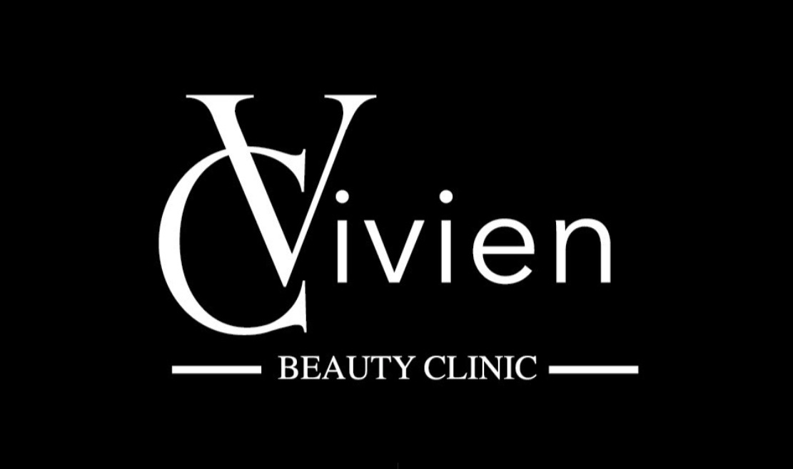 Eleganckie logo 'Vivien Beauty Clinic' w kolorze białym na czarnym tle, z charakterystycznym połączeniem liter 'C' i 'V' oraz minimalistycznym podkreśleniem nazwy.