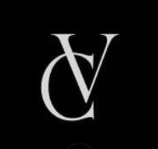 Eleganckie logo firmy z inicjałami 'CV' w jasnym odcieniu szarości na czarnym tle. Litery mają ozdobny krój pisma.