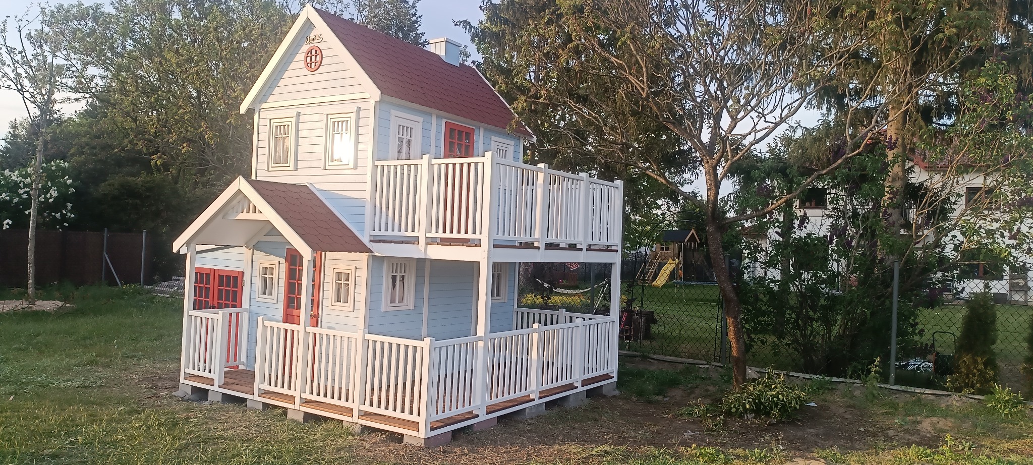 Domki dziecięce drewniane. Przygotowanie elementów i montaż.