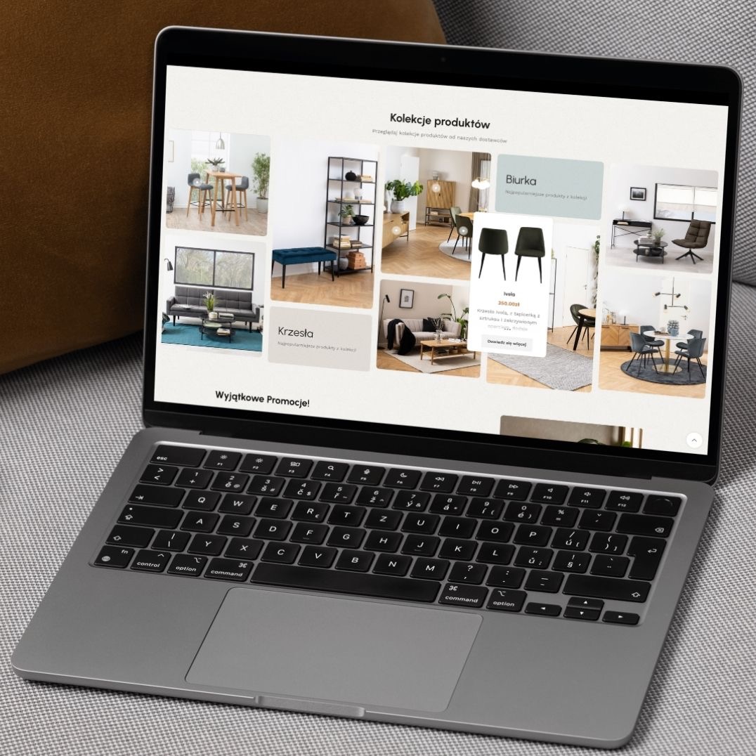 Laptop wyświetlający kolekcję produktów meblowych, w tym biurka i krzesła, na tle sofy z poduszką.
