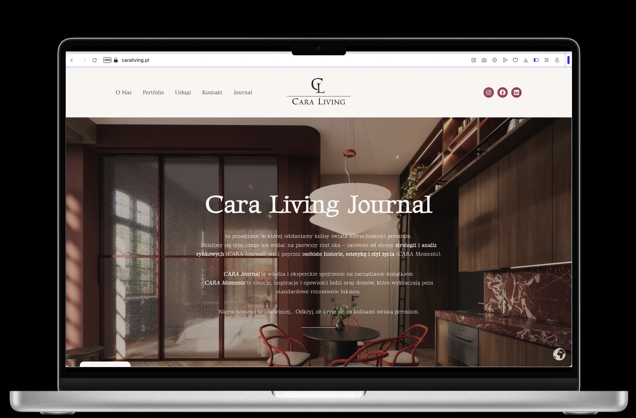 Laptop wyświetla stronę Cara Living Journal z eleganckim wnętrzem. Widoczne menu, logo i fragment tekstu o nieruchomościach premium. Minimalistyczny design strony.
