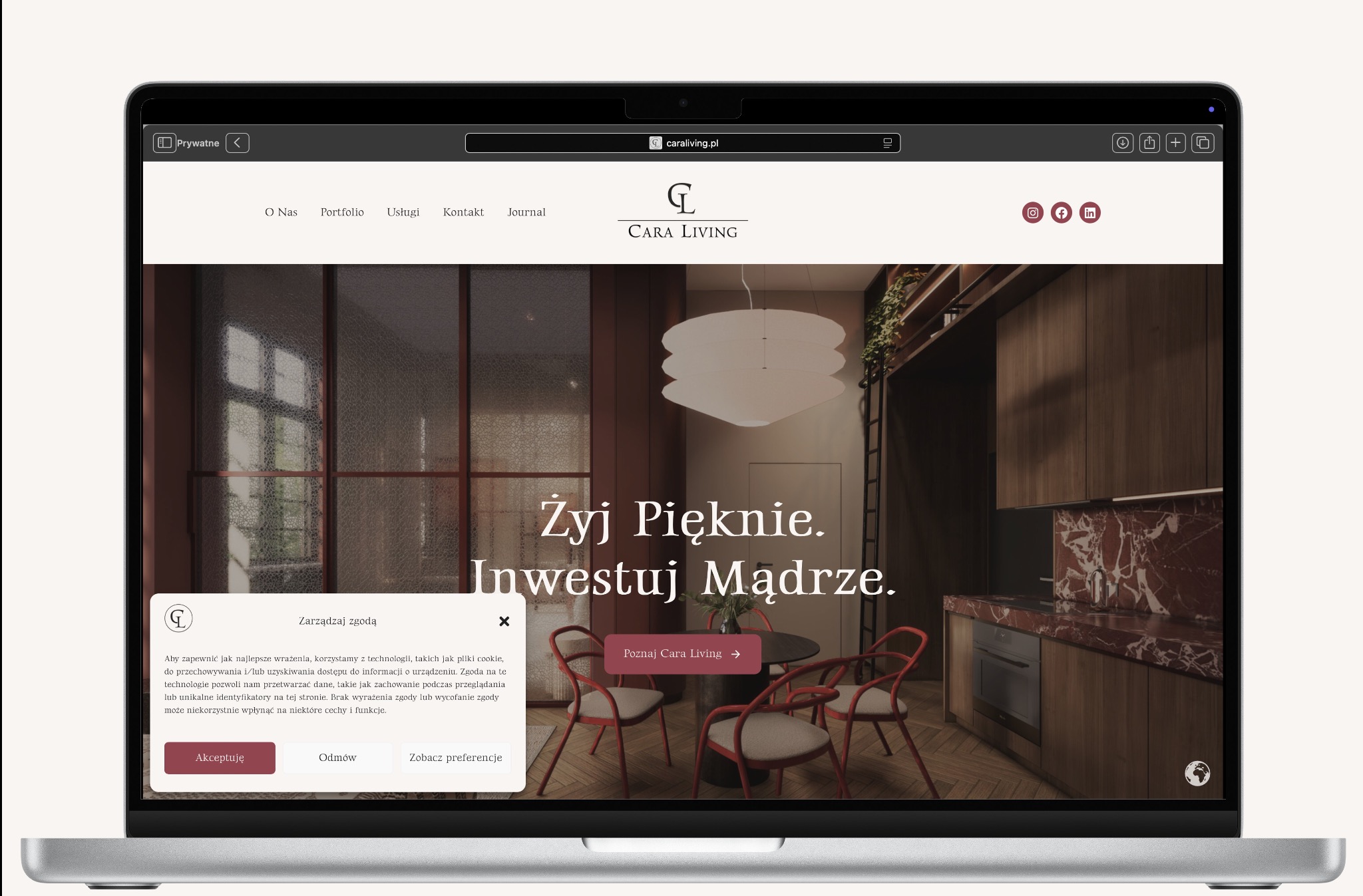 Laptop wyświetla stronę Cara Living z nowoczesnym wnętrzem. Okno dialogowe 'Zarządzaj zgodą' nakłada się na treść. Widoczne menu, logo i ikony mediów społecznościowych.