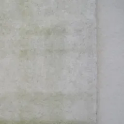 Fragment elewacji z widocznymi śladami zabrudzeń i zacieków, po lewej stronie, kontrastujący z czystą, białą powierzchnią po prawej, ukazujący efekt mycia.