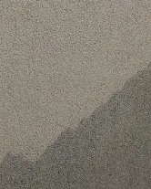 Fragment elewacji budynku po czyszczeniu: wyraźna różnica w kolorze między umytą (jaśniejszą) i nieumytą (ciemniejszą) powierzchnią, ukazująca skuteczność procesu.